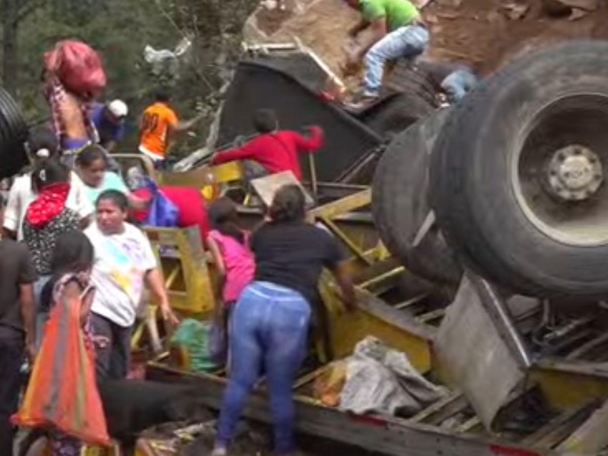 Conductor de rastra pierde la vida en aparatoso accidente