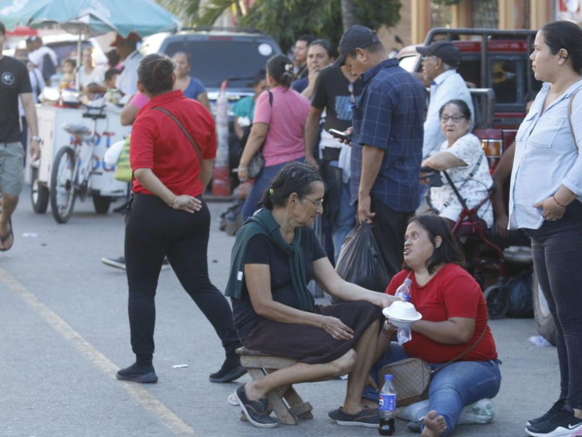 Entrega de bono familiar termina en caos y disparos en escuela de San Pedro Sula