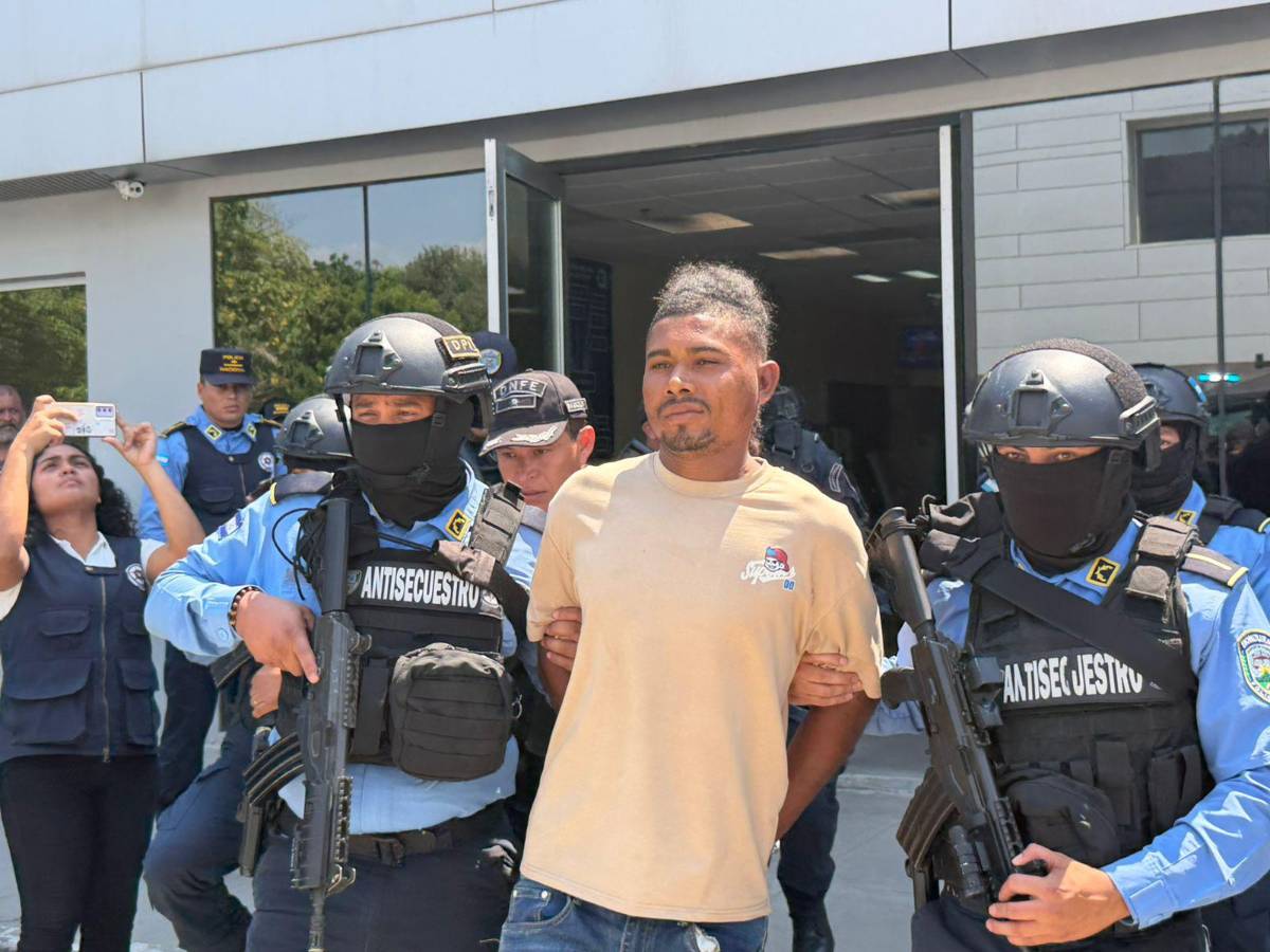 Así presumía sus armas Puñal, del cártel de El Diablo, acusado de matar a pastor en Yorito