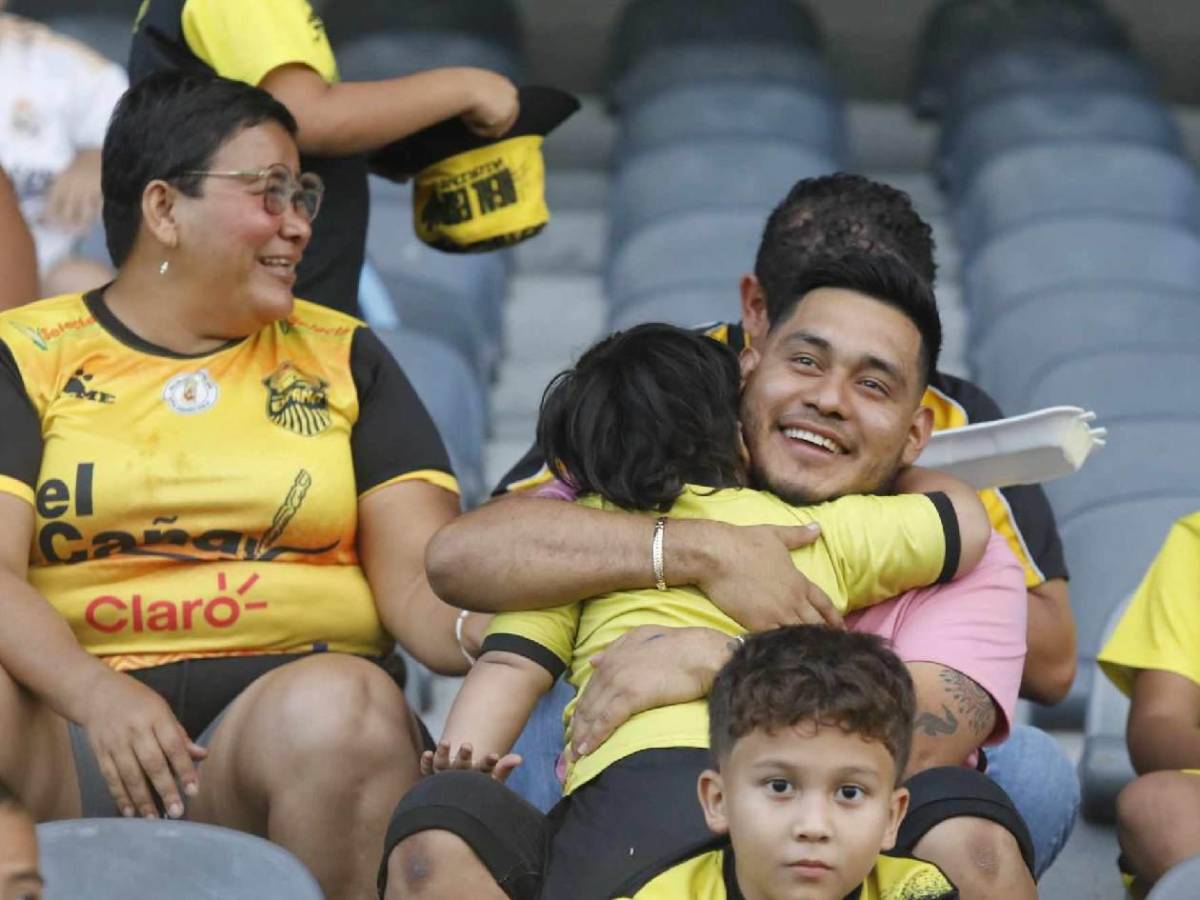 Alegría del Real España, chicas, susto con jugador y gesto de Jeaustin