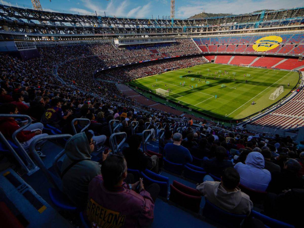 Barcelona celebra el regreso al Camp Nou luego de 893 días