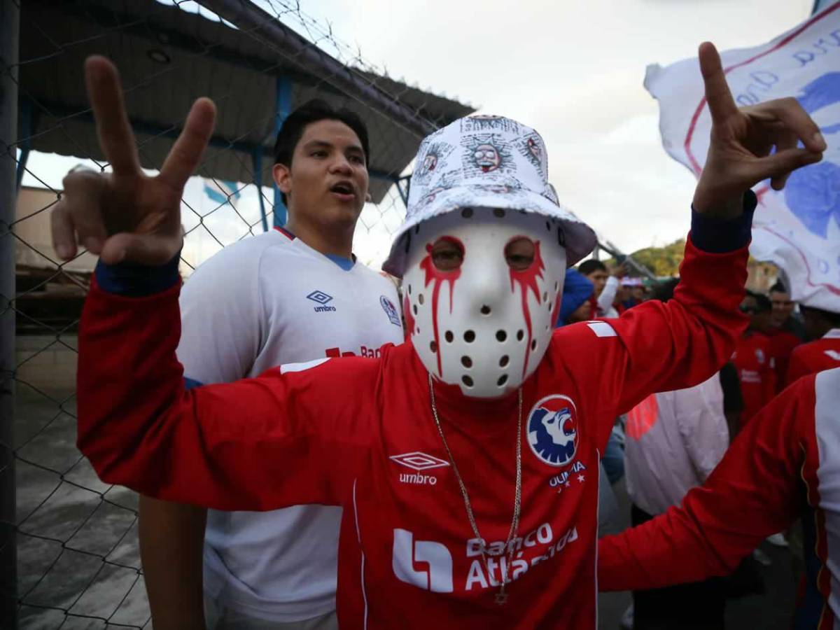 Chicas cautivan y show de la Ultra Fiel: ambientazo en el Olimpia vs Alajuelense en el Nacional