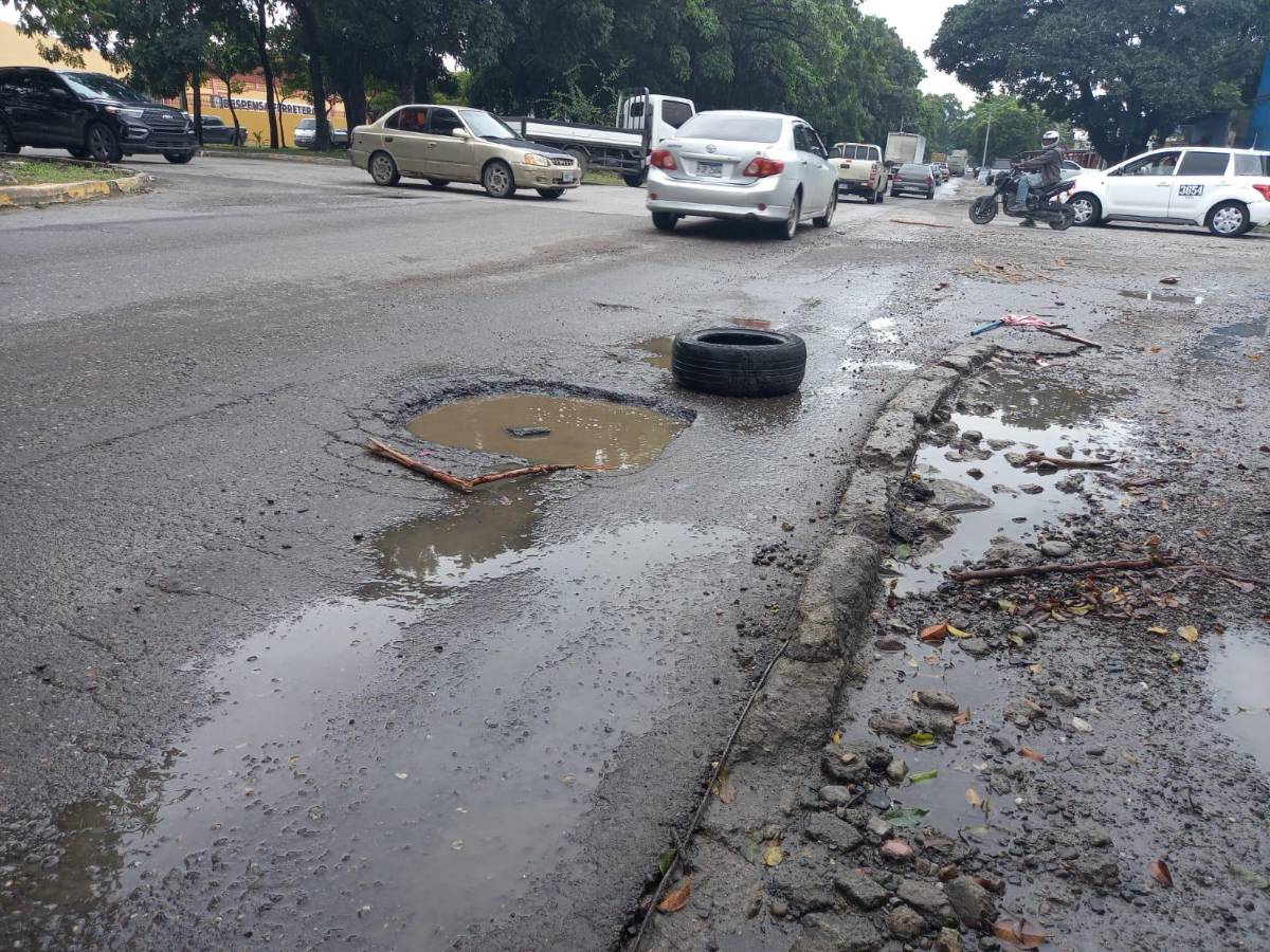 Con llantas y ramas alertan de baches en el segundo anillo de SPS