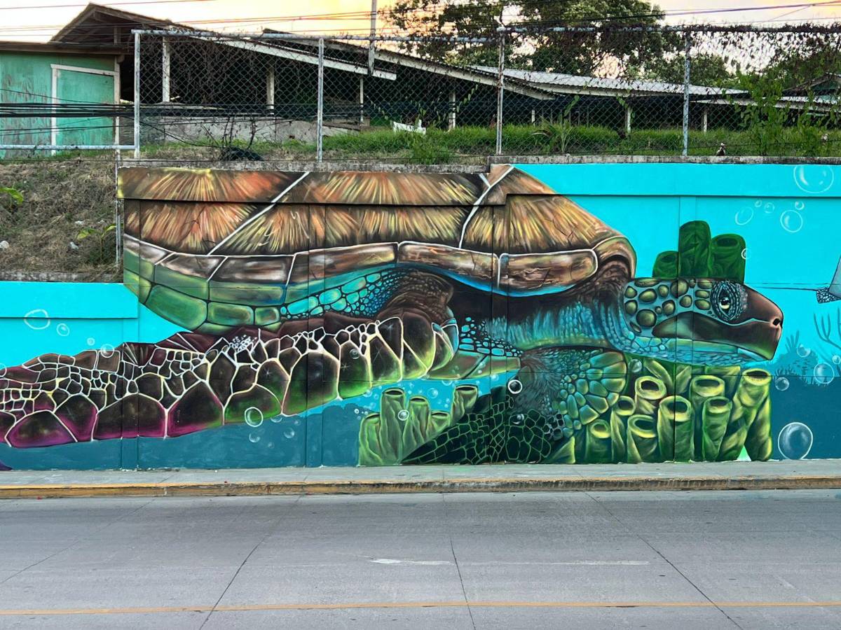 Hondureño ganador de Récord Guinness crea el mural más inmenso en Roatán