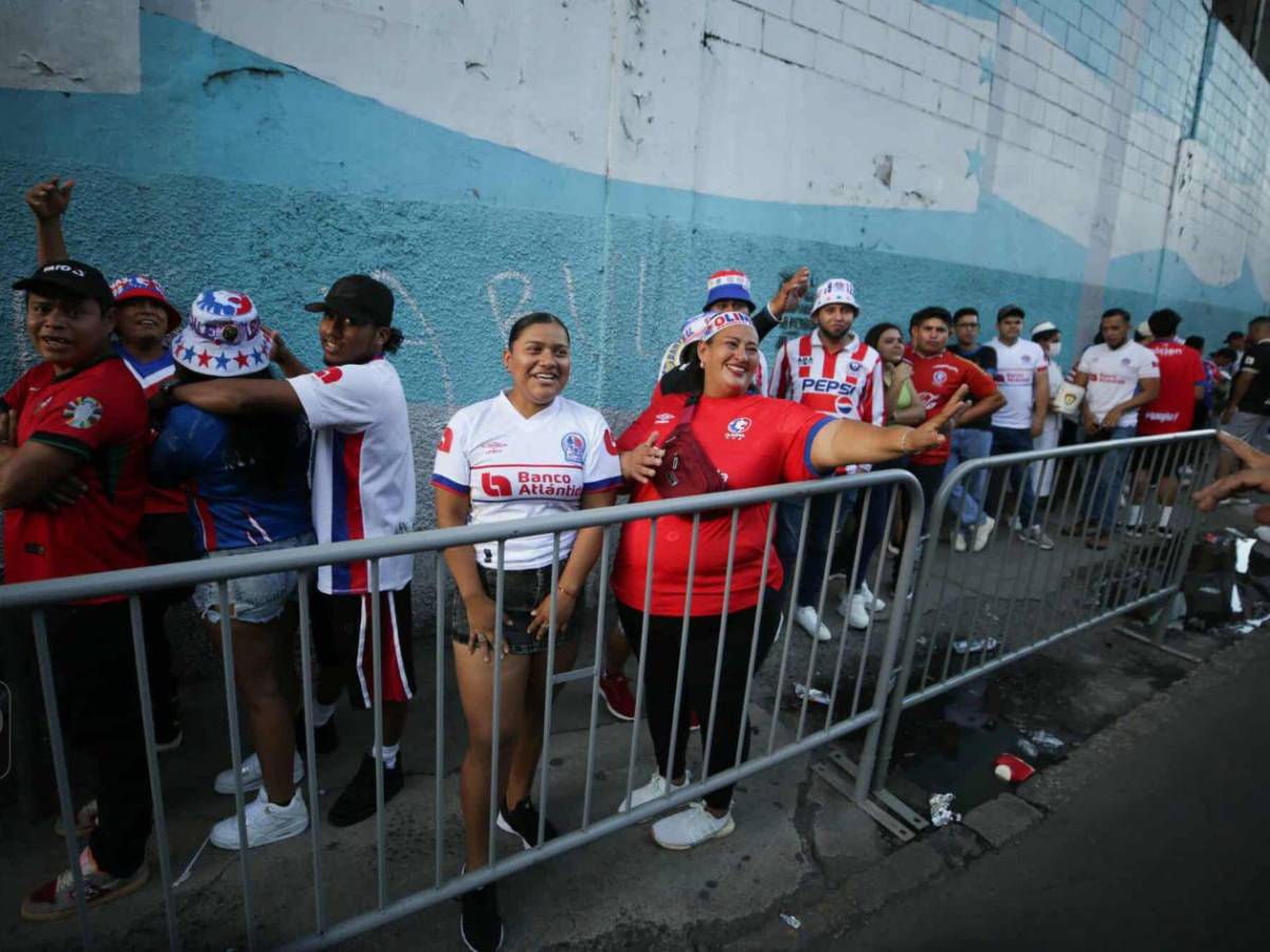 Show de la Ultra Fiel,chicas sensación de Olimpia y llenazo en el Chelato Uclés