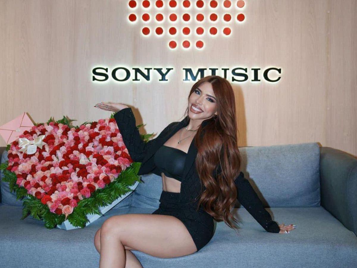 Yeri Mua firma con Sony Music México para lanzar su primer álbum