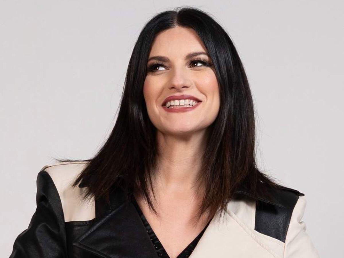 Laura Pausini sufre aparatosa caída en pleno concierto