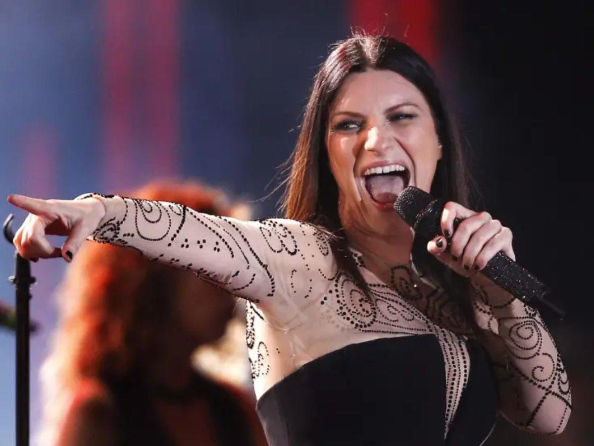 Laura Pausini sufre crisis respiratoria en pleno concierto y preocupa a sus fans