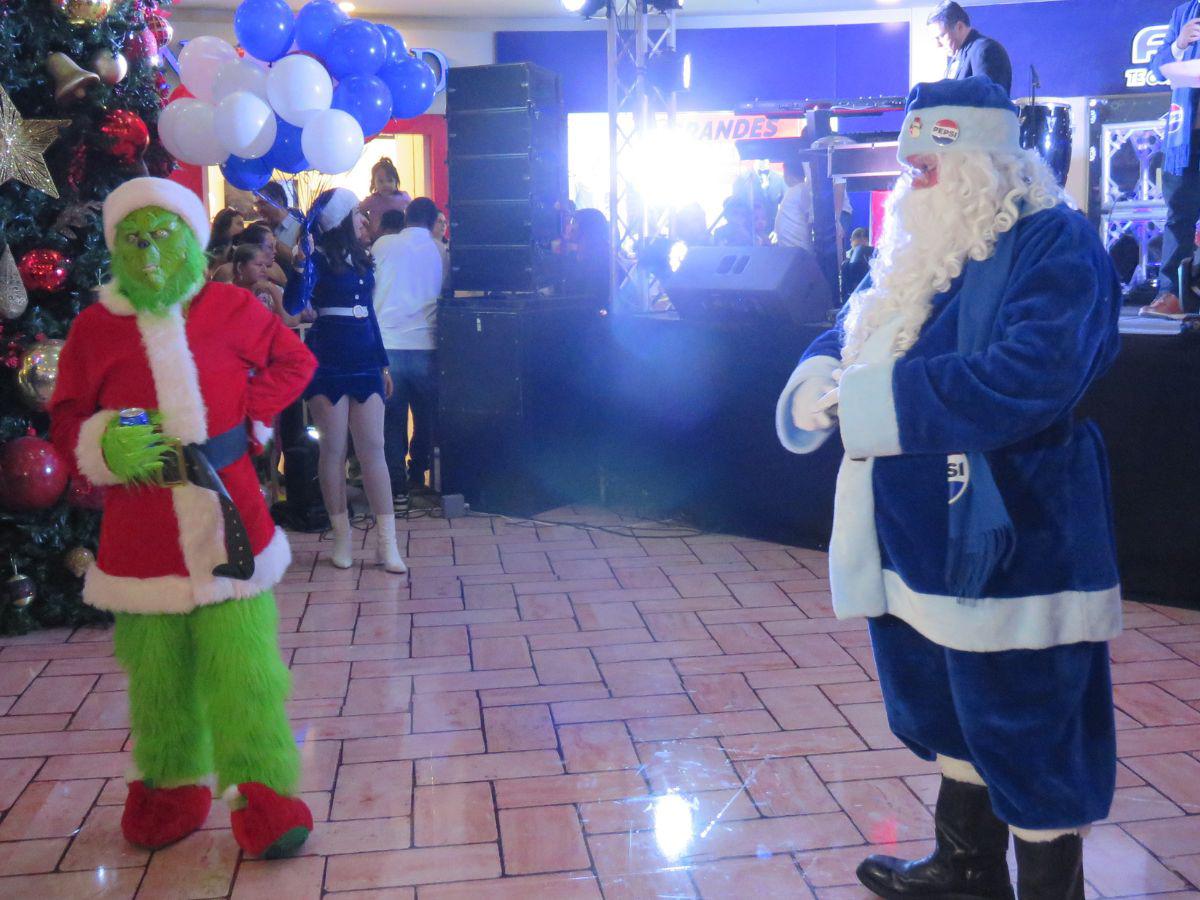 El Grinch y Santa Claus compartieron escenario, ¡a pesar de sus diferencias!
