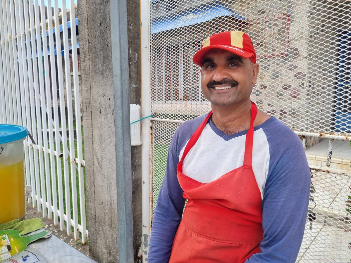 Pakistaní se gana la vida vendiendo pastelitos en La Ceiba