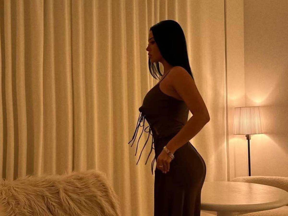 Bellingham se deja ver con su novia. Ella tiene pasado oscuro y preocupa