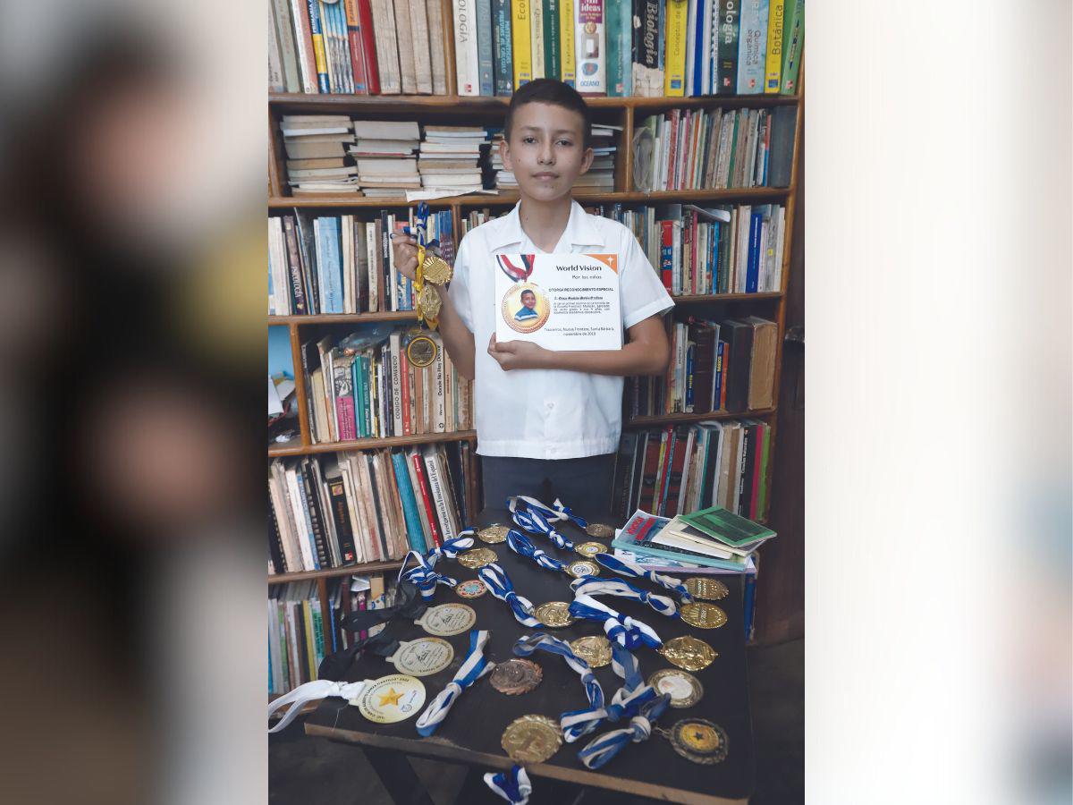 Egresó de secundaria a los 14 años y sueña con ser el médico más joven