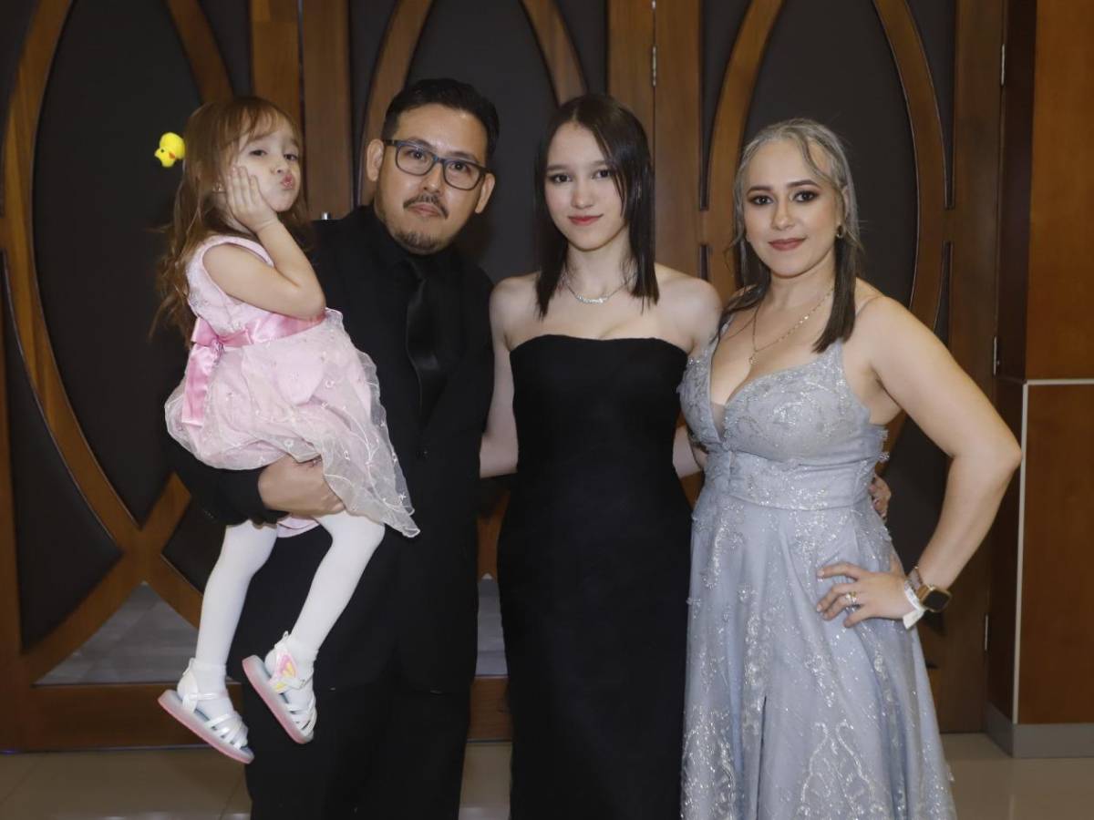 Elegancia y orgullo: Fiesta de graduación 2025 de la Kiddy Kat & Morazzanni