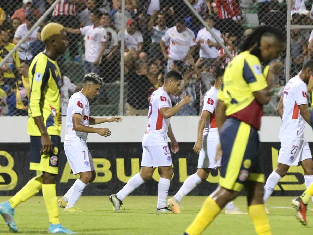 José Mario Pinto celebrando su gol anotado.