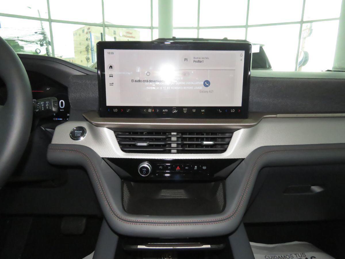 La pantalla multifuncional de 12 pulgadas.