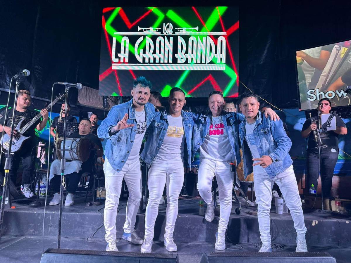 La Gran Banda está conformada por 24 personas en el escenario, por lo que el éxito de sus shows está asegurado.