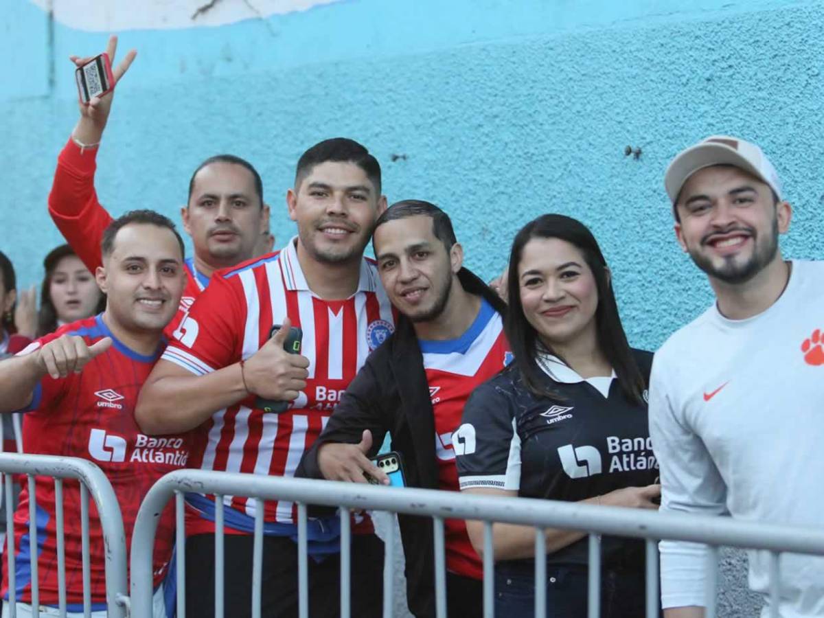 Chicas cautivan y show de la Ultra Fiel: ambientazo en el Olimpia vs Alajuelense en el Nacional