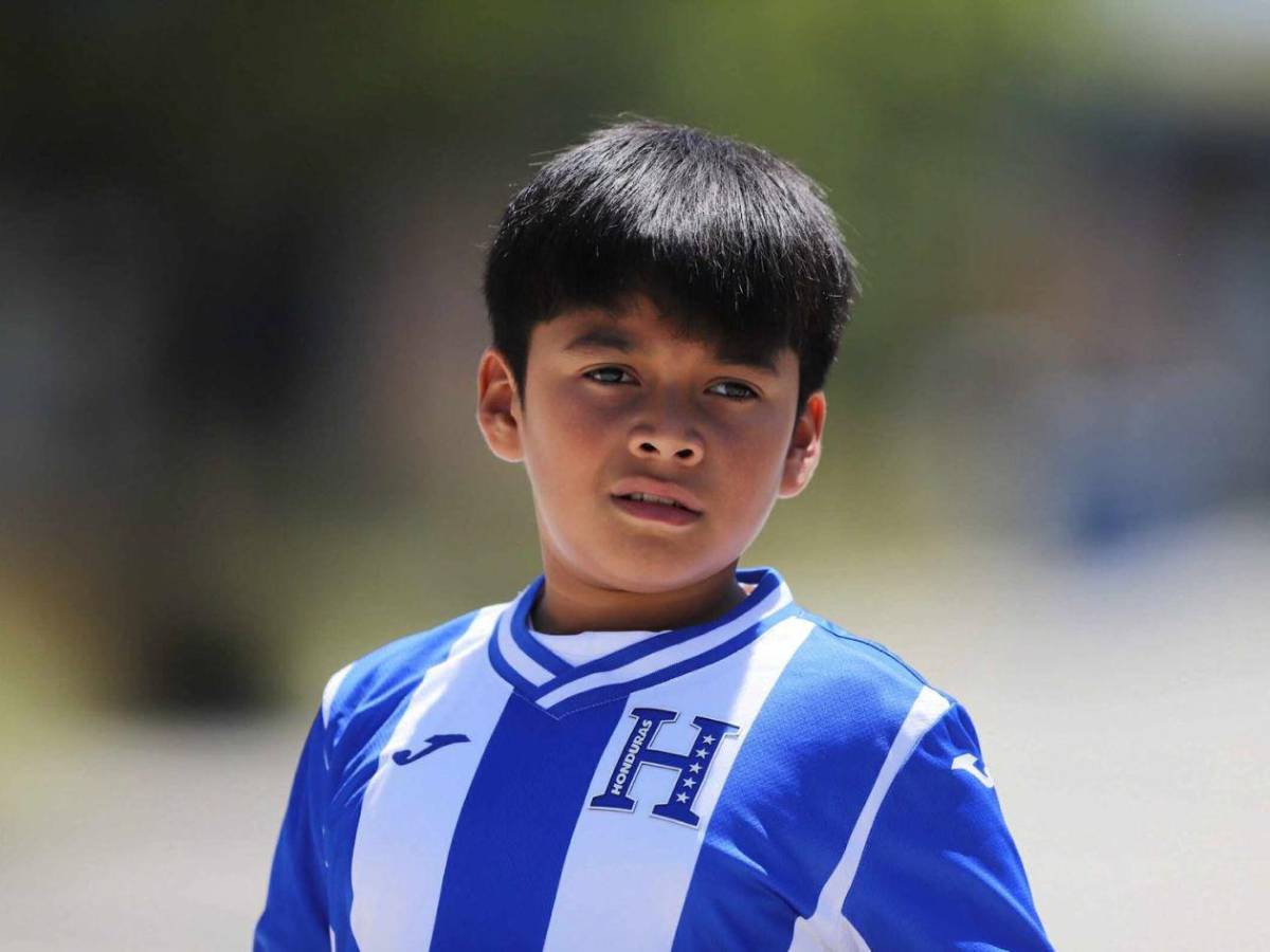 Ambiente y belleza en el partido Honduras-Curazao: ¿quién es la chica de blanco?