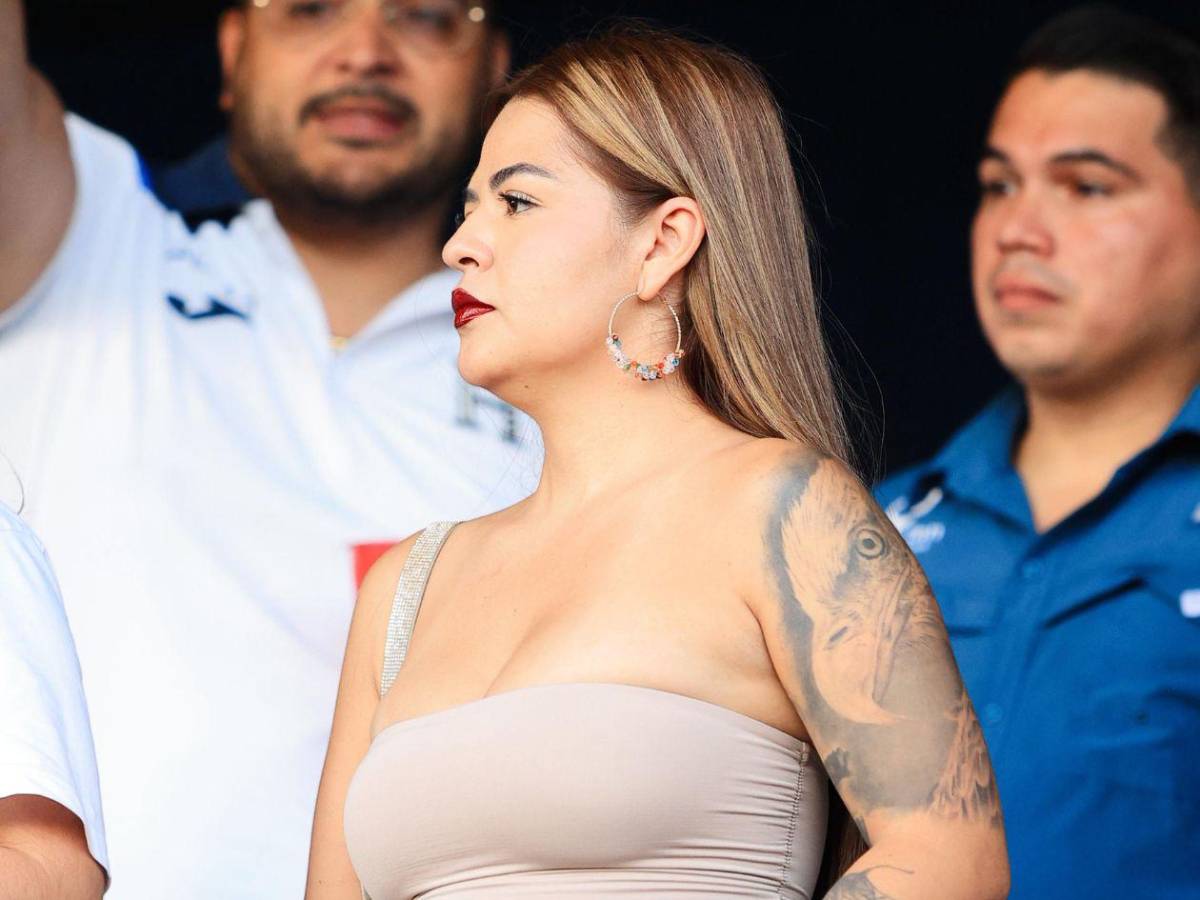 Las bellas chicas que adornan el ambiente en el partido de tiktokers