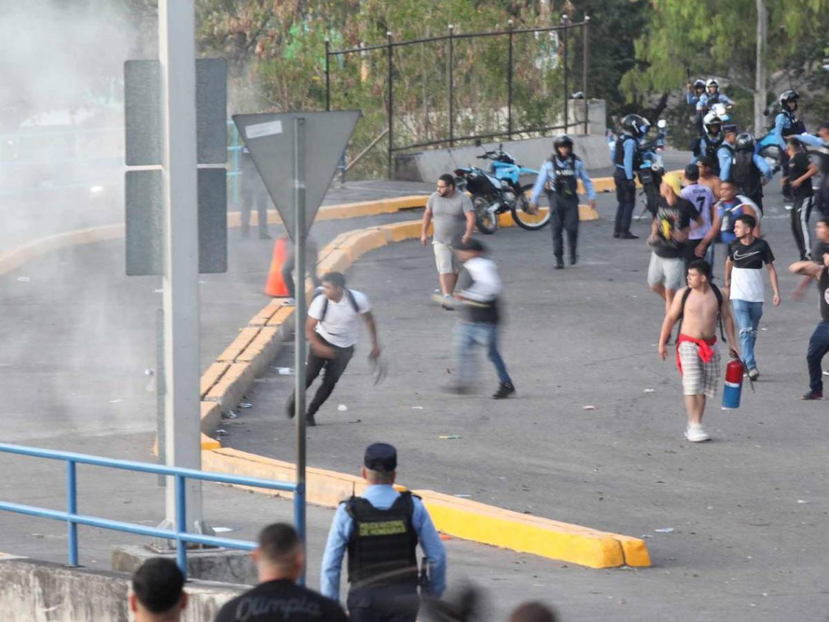 Disturbios: barras de Motagua y Olimpia se enfrentan afuera del Nacional