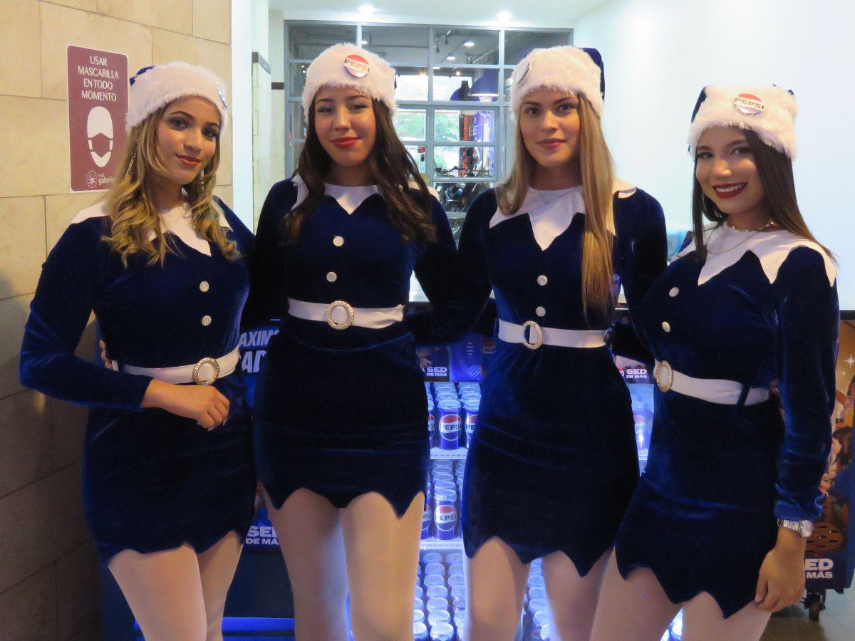Las chicas de Pepsi se robaron las miradas de los presentes y celebraron el espíritu navideño.