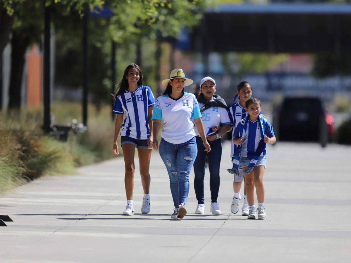Ambiente y belleza en el partido Honduras-Curazao: ¿quién es la chica de blanco?