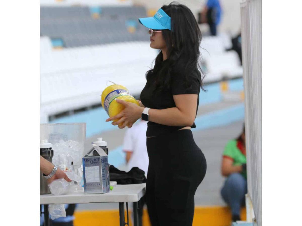 La chica que robó suspiros y el color de la Ultra Fiel en el Olimpia vs Motagua