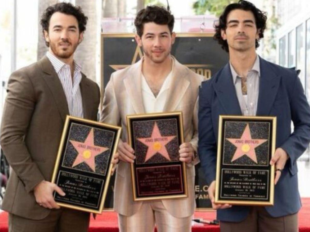 Los Jonas Brothers reciben su estrella en paseo de la fama de Hollywood