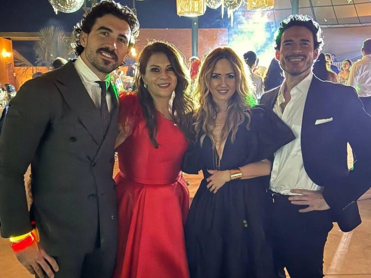 ¿Quién es el misterioso galán con el que posa Andrea Legarreta?