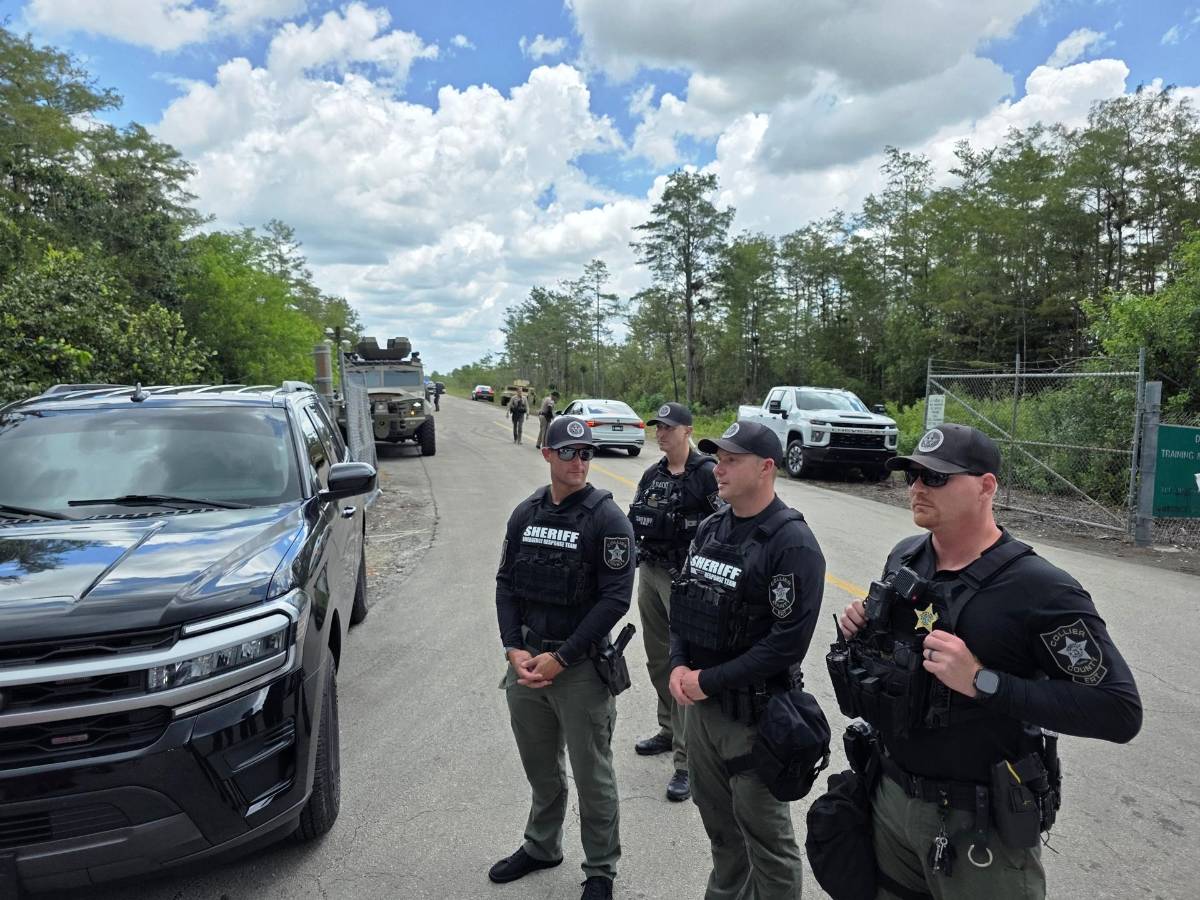Caimanes, calor y comida podrida: Migrantes describen un infierno en 'Alligator Alcatraz'
