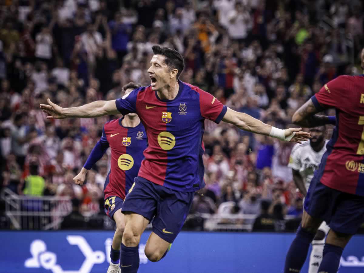 Robert Lewandowski no falló su penal y puso el segundo gol en el marcador.