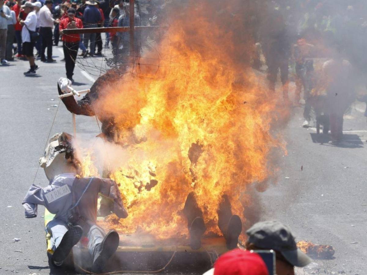 Queman figura de Donald Trump durante marcha del Día del Trabajador en SPS
