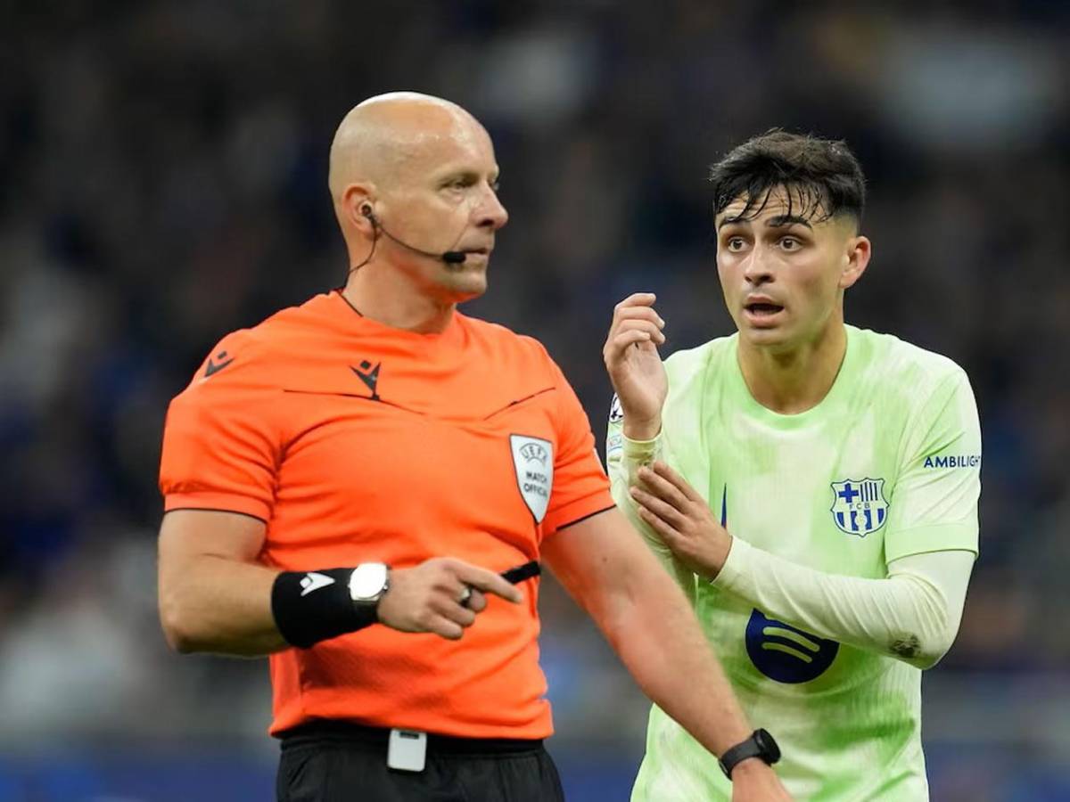 El árbitro Marciniak se burla de las quejas del Barcelona y le manda un aviso