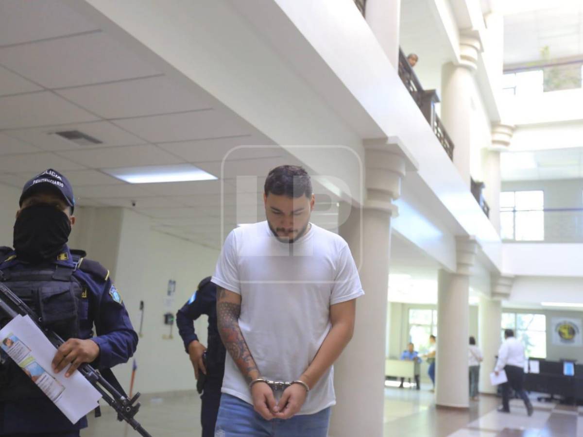 Dennis Galván, ligado al crimen de Valeria Alvarado, rompe en llanto en los juzgados