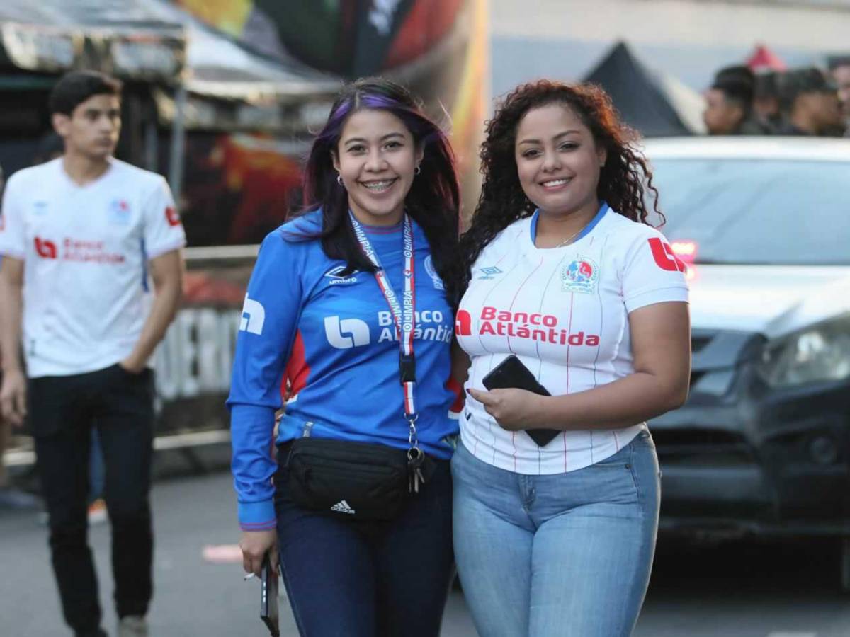 Chicas cautivan y show de la Ultra Fiel: ambientazo en el Olimpia vs Alajuelense en el Nacional