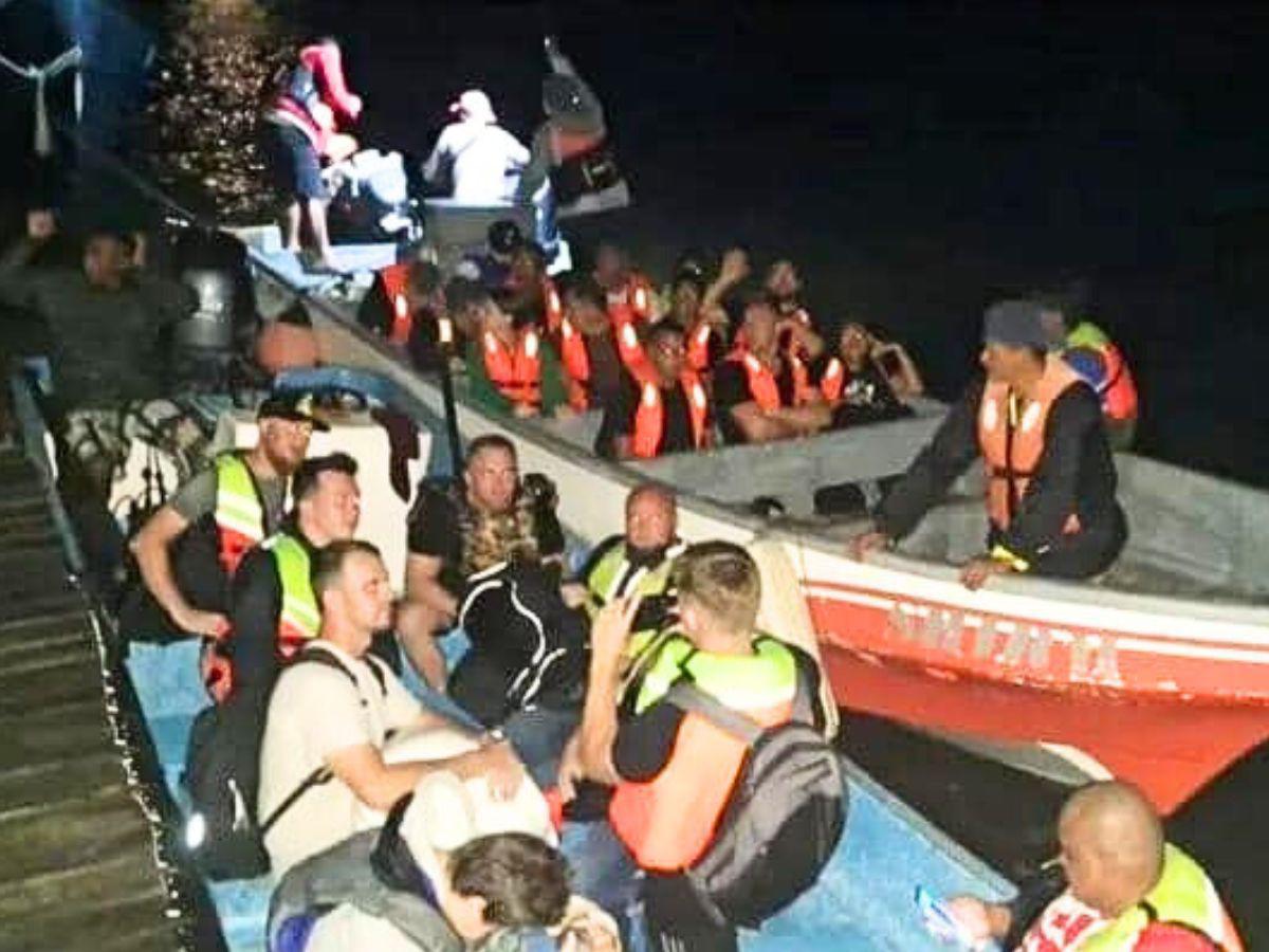 Rescatan a estadounidenses tras naufragar en la Mosquitia