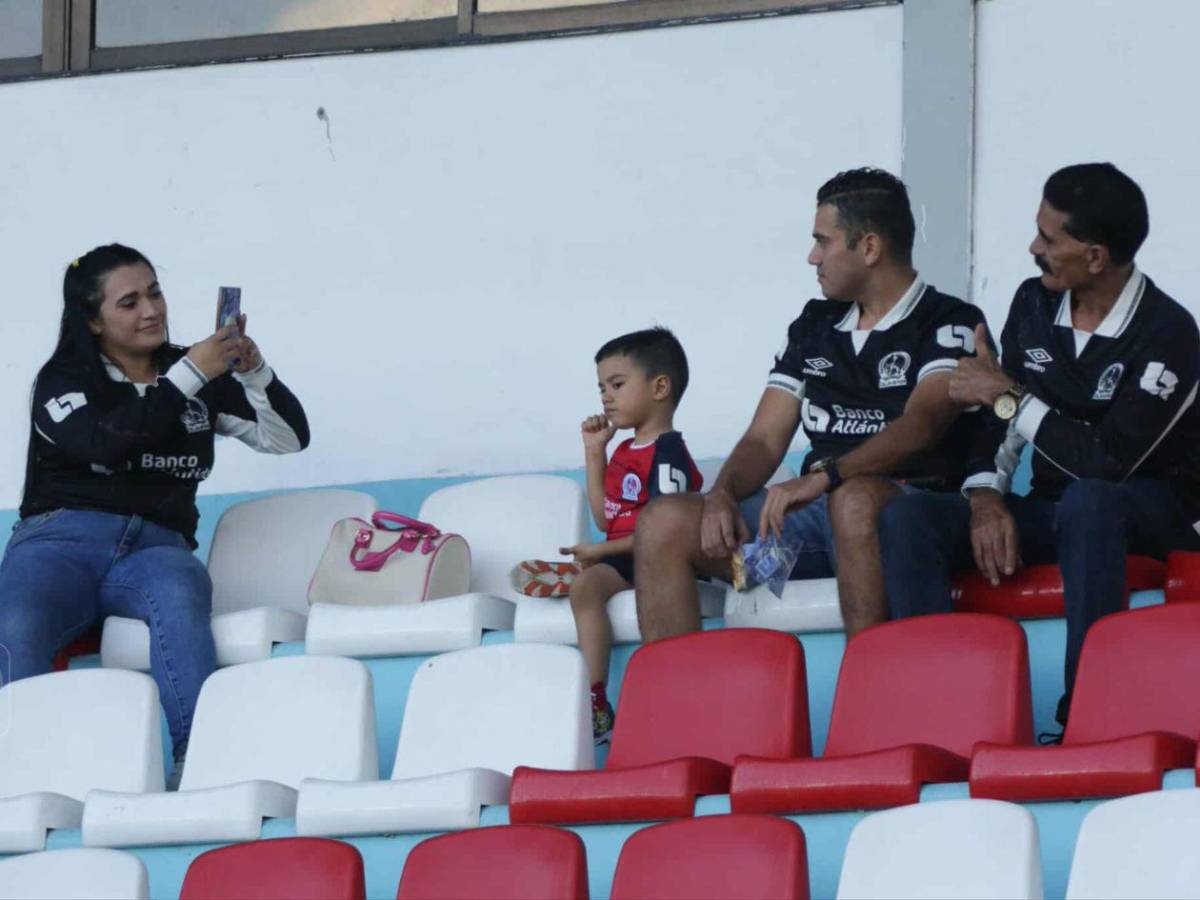Fotos: gran ambiente, chicas e infiltrados en el Olimpia vs Platense
