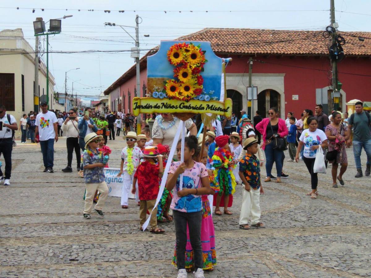 Con fervor, color y alegría, los más pequeños inician la fiesta patria en Comayagua