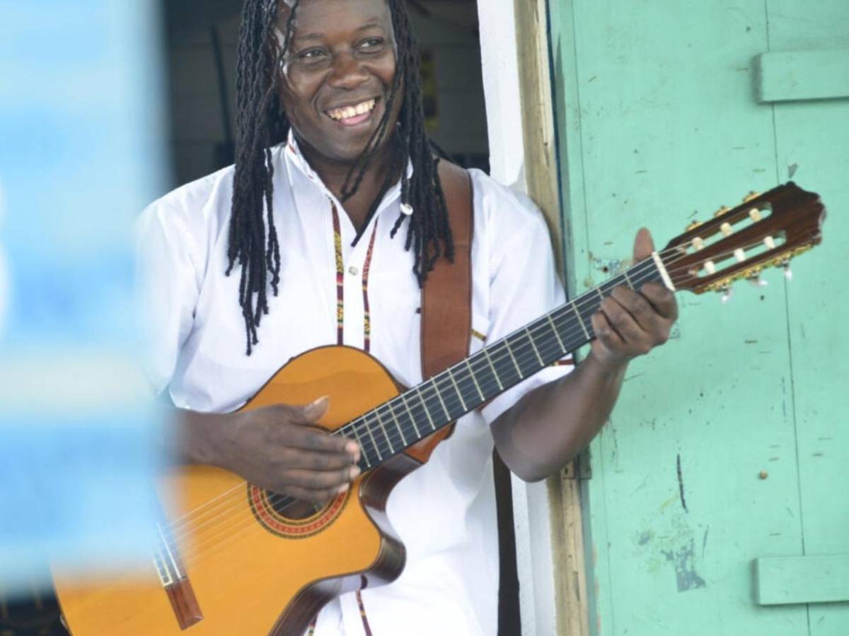 Momentos inolvidables en la vida del cantante Aurelio Martínez