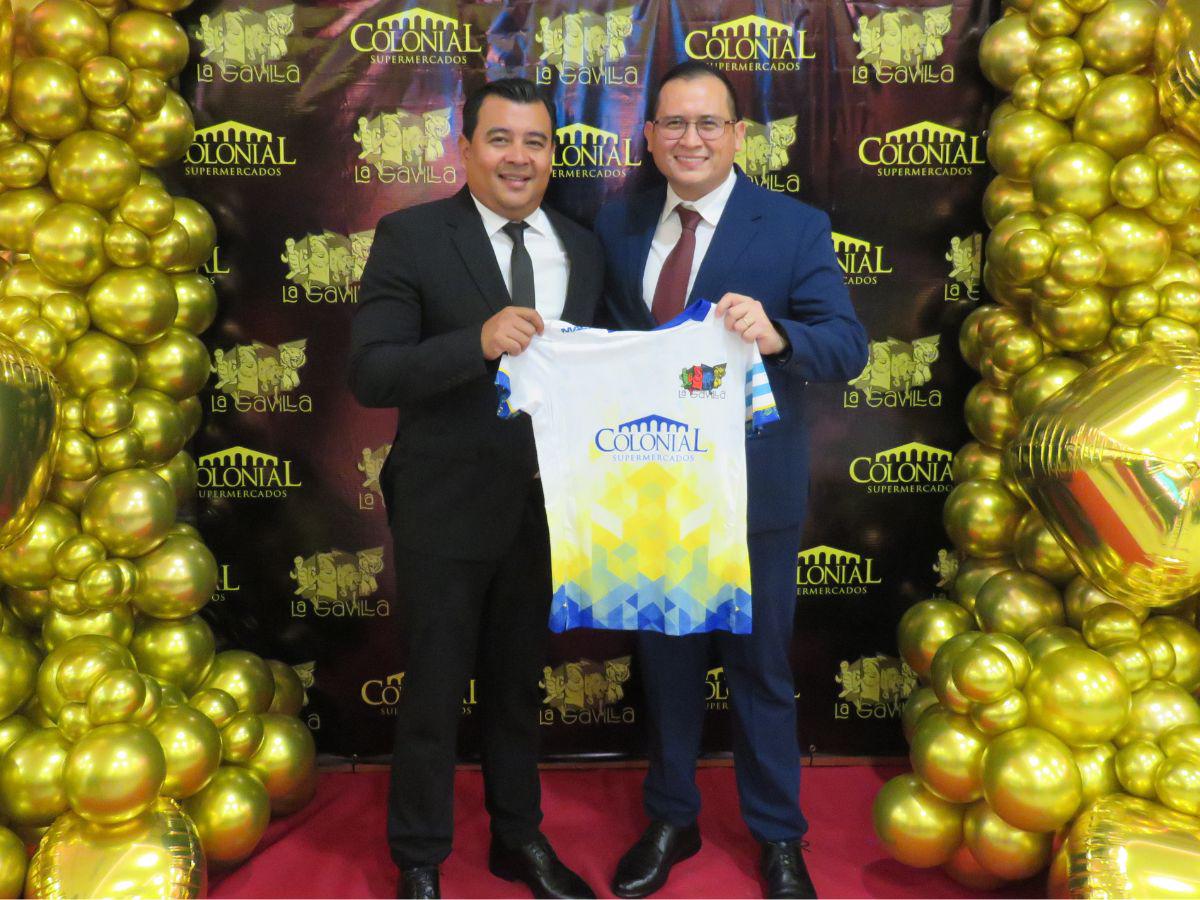 Francisco Pereira, gerente de mercadeo de Supermercados Colonial, y Miguel Mejía, uno de los fundadores de La Gavilla, posan con la nueva camiseta oficial.