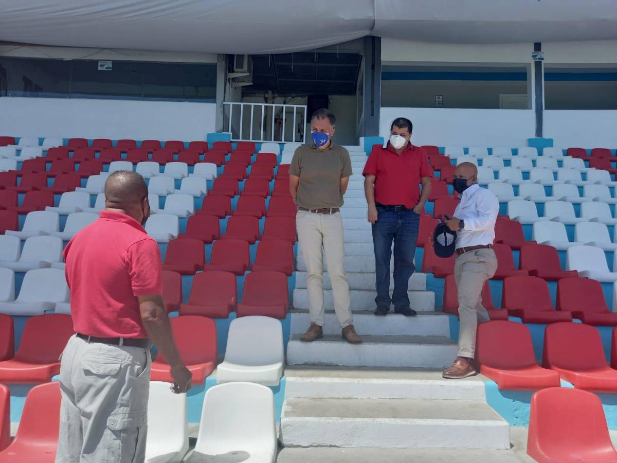 José Ernesto Mejía y delegados de Concacaf en la inspección al estadio Nacional de Tegucigalpa.