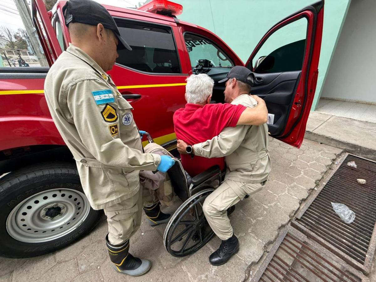 Imágenes del accidente en que un vehículo arrolla a peatones y motociclistas