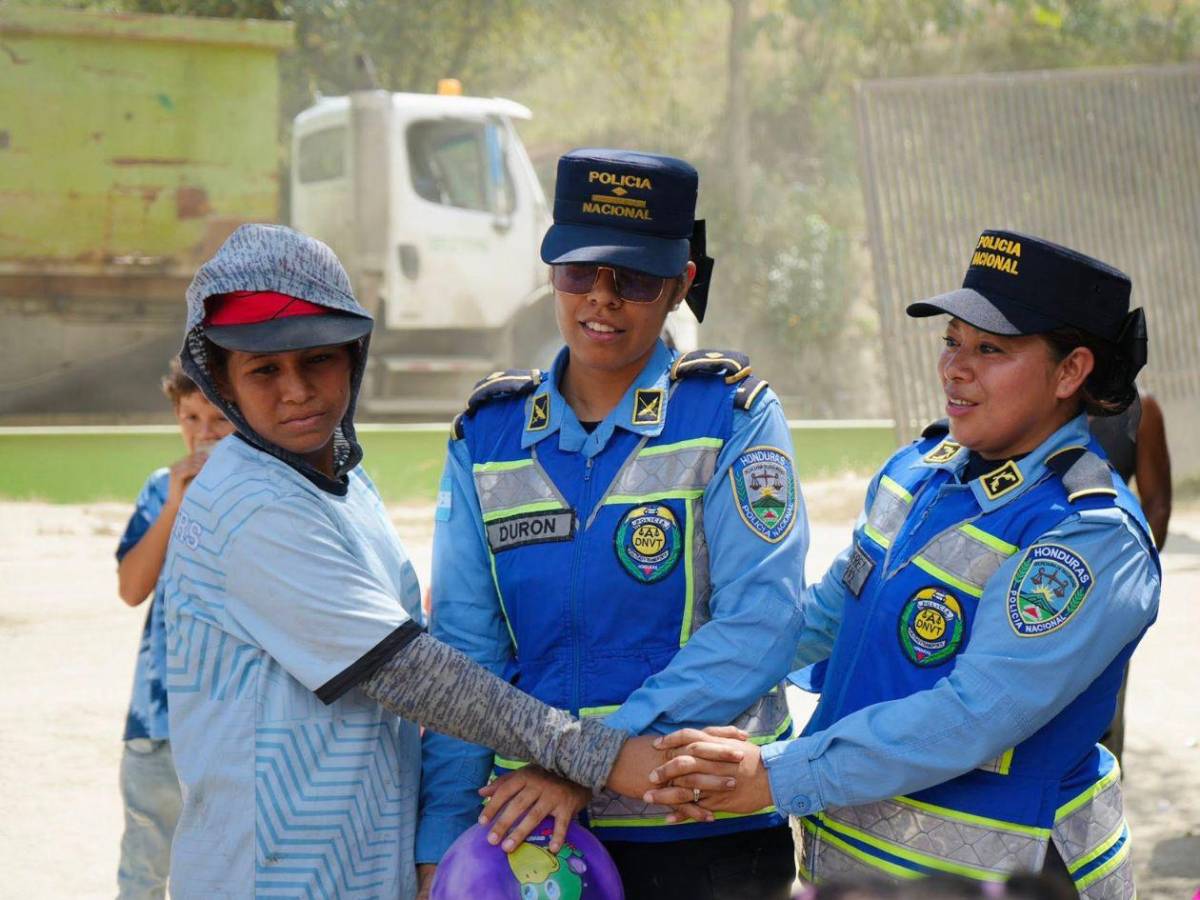 Policías dan un día de magia a  niños en el crematorio municipal de San Pedro Sula
