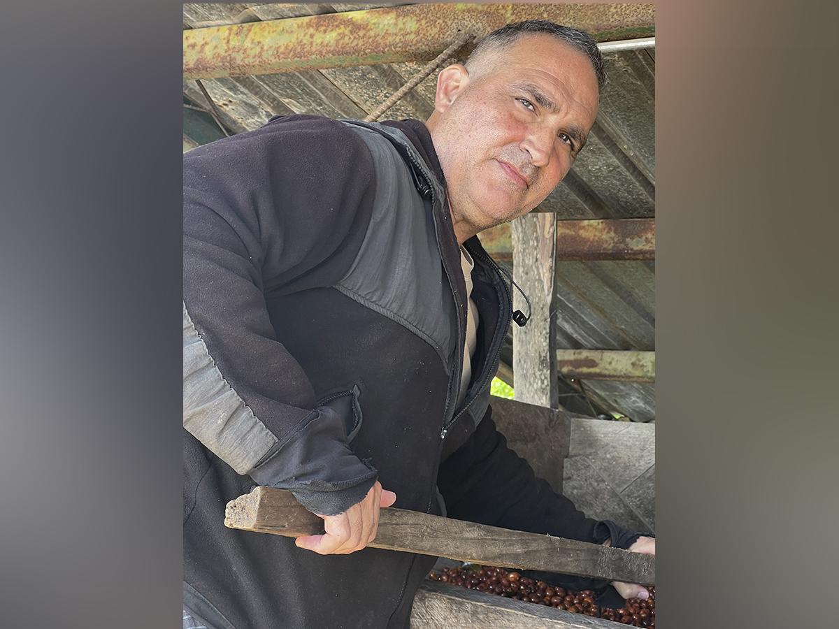 Arturo Buxo, propietario de la Finca Rosario, emplea métodos tradicionales y ecológicos para producir su café.