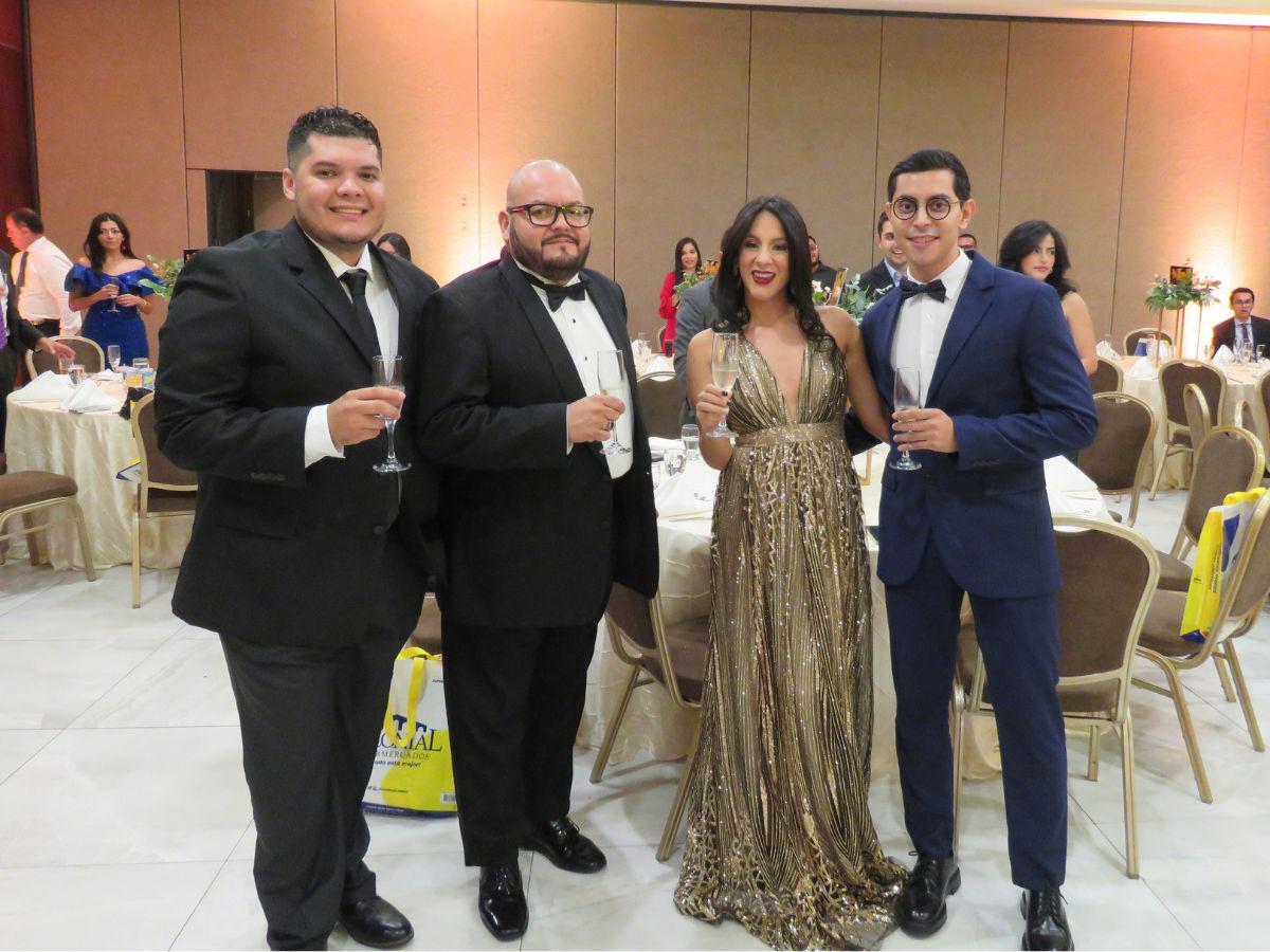 Los invitados posaron alegremente durante el evento.