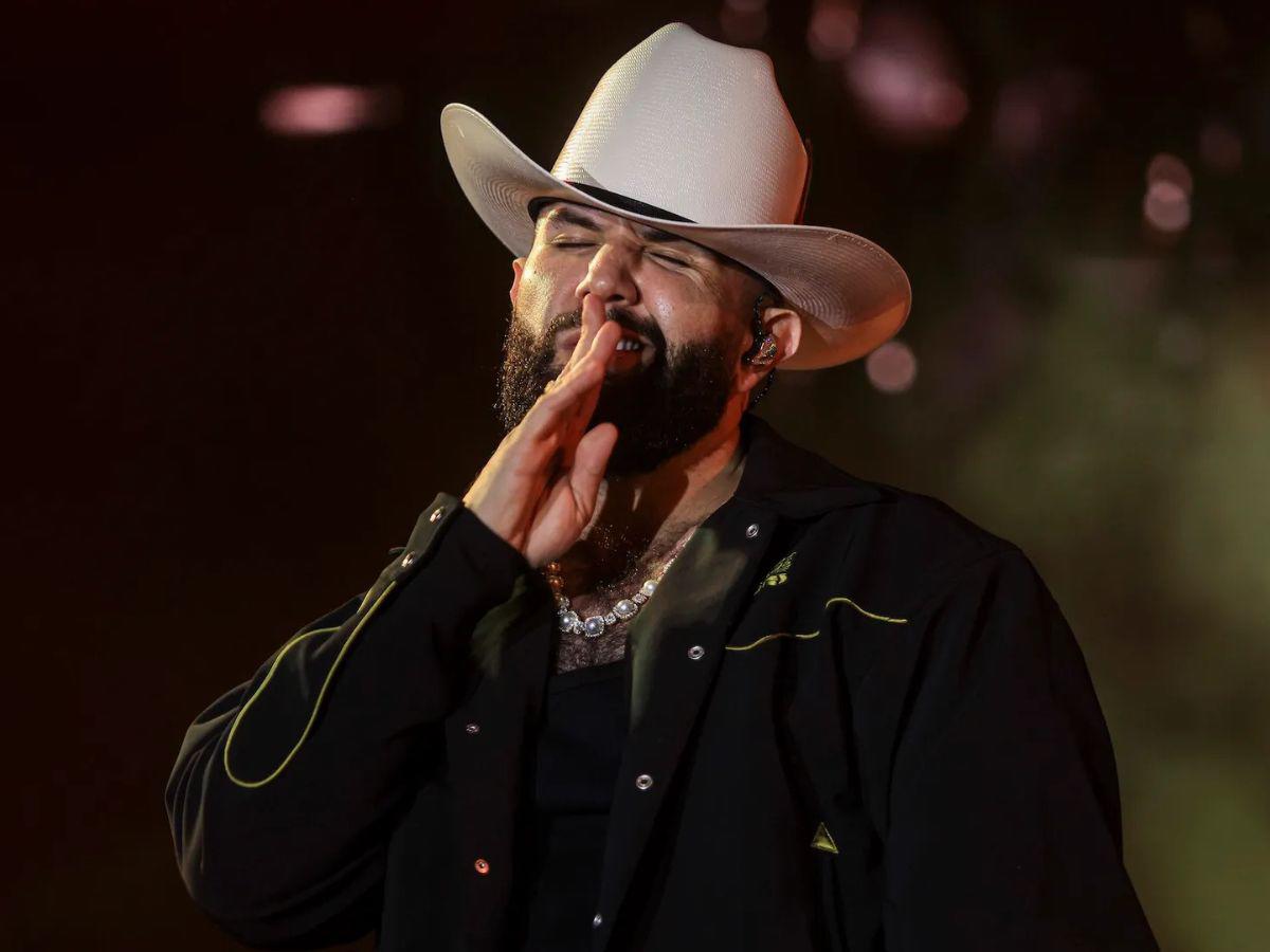 Carin León responde si es gay y sorprende a todos