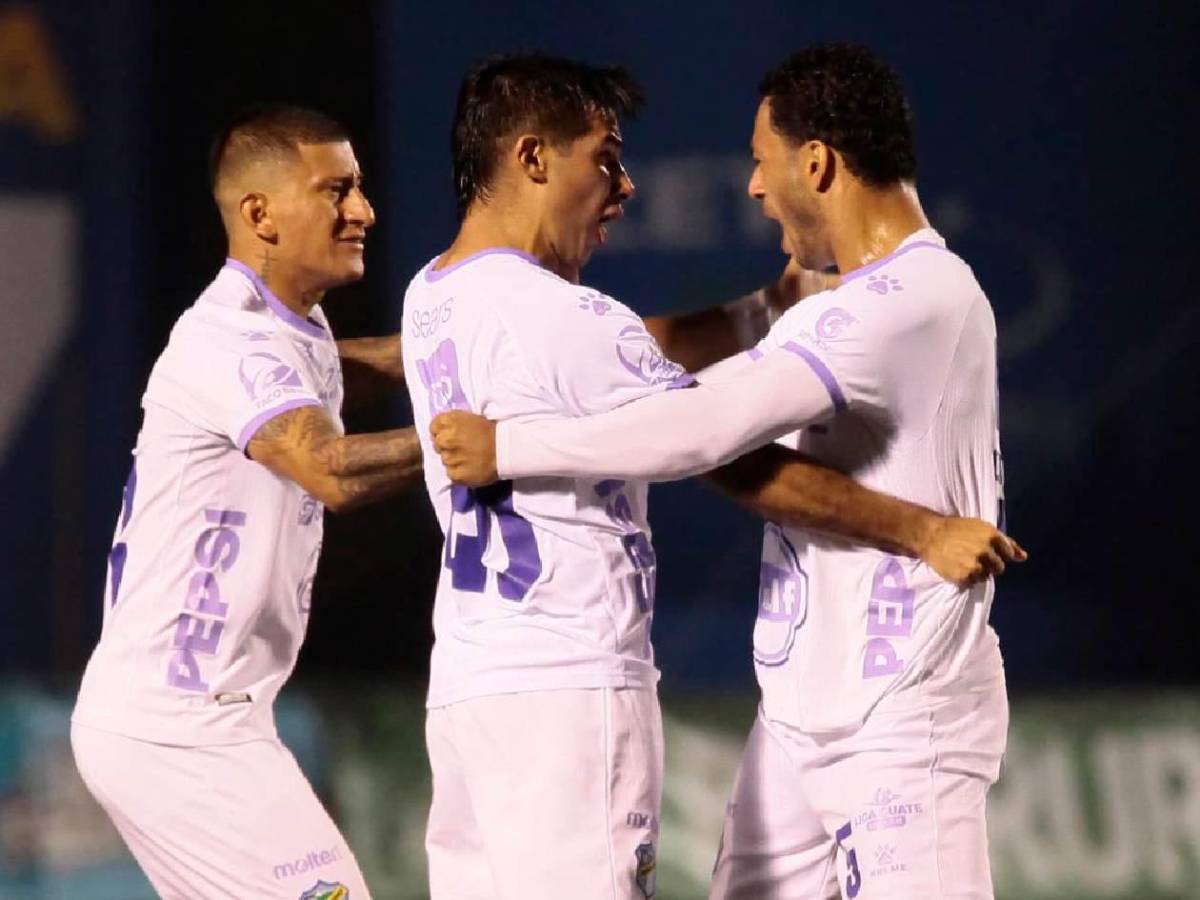 El equipo que descendió y podría ser campeón: eliminó a un histórico de su país