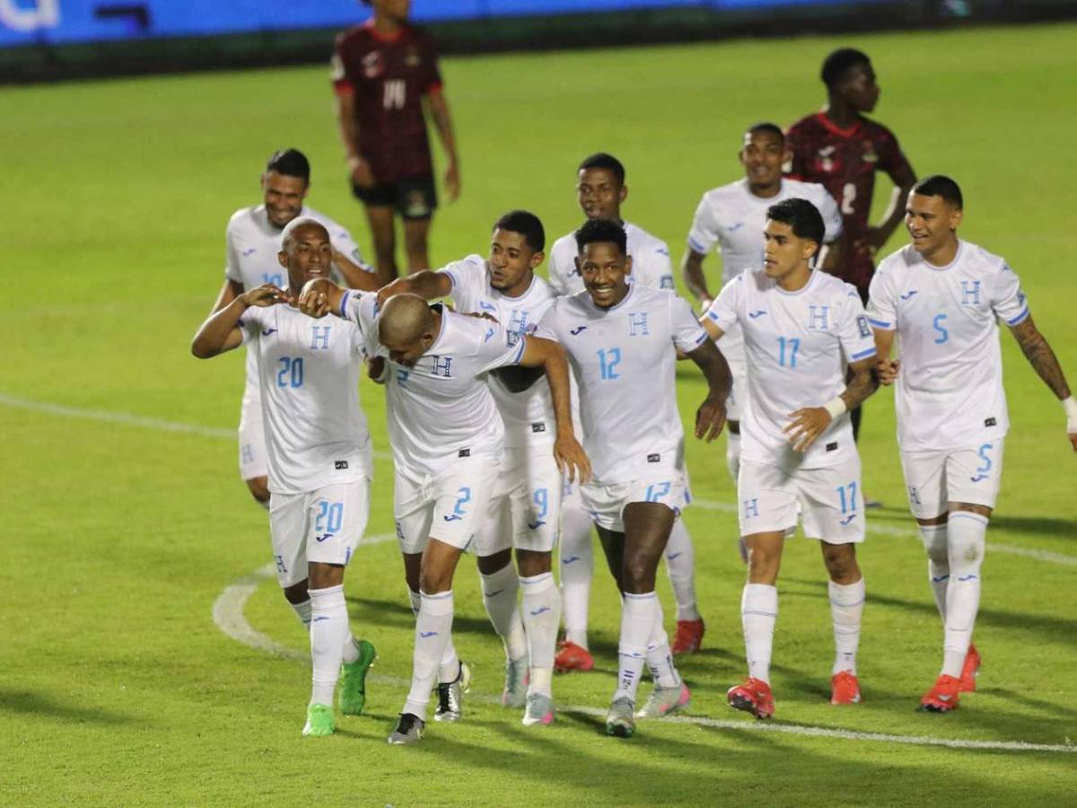 Honduras festeja vs Antigua y Barbuda, show de diputado, lindas chicas y jugador abucheado