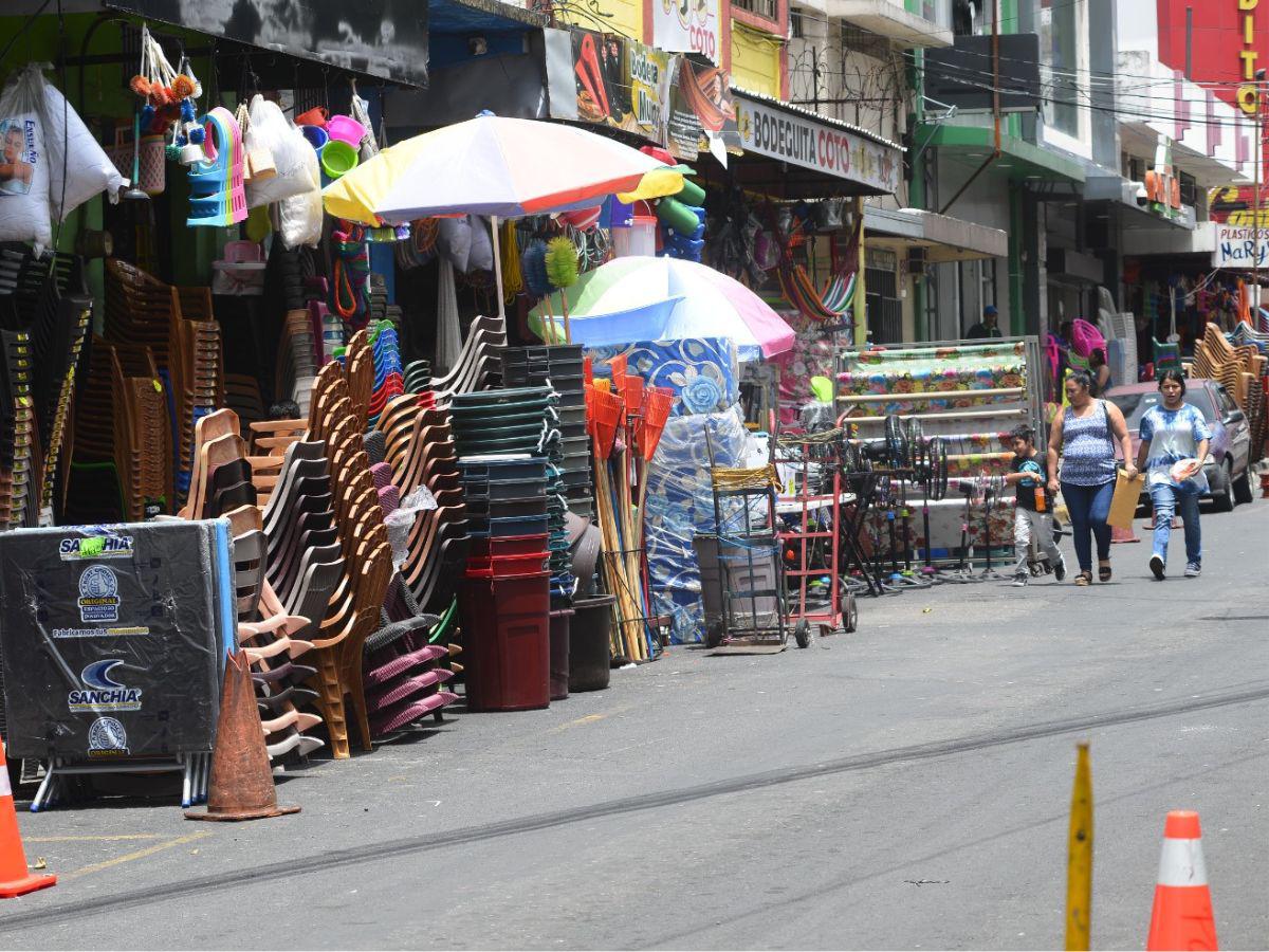 Desde el 1 de agosto será prohibida la mercadería en aceras
