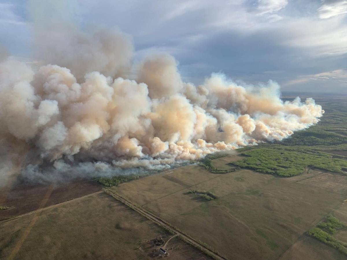Miles de evacuados por voraces incendios forestales en el oeste de Canadá